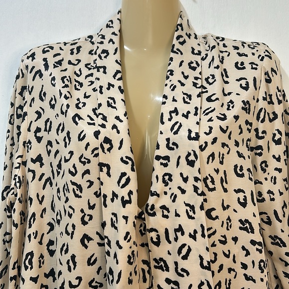 ZARA SILK BLOUSE WOMEN SIZE S ANIMAL PRINT LONG SLEEVE - Picture 3 of 11